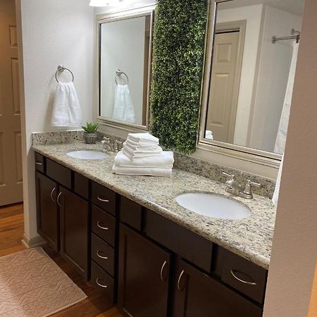 Bright & Modern Galleria Suite! 5 Star Location, Self Check In & Free Parking 휴스턴 외부 사진
